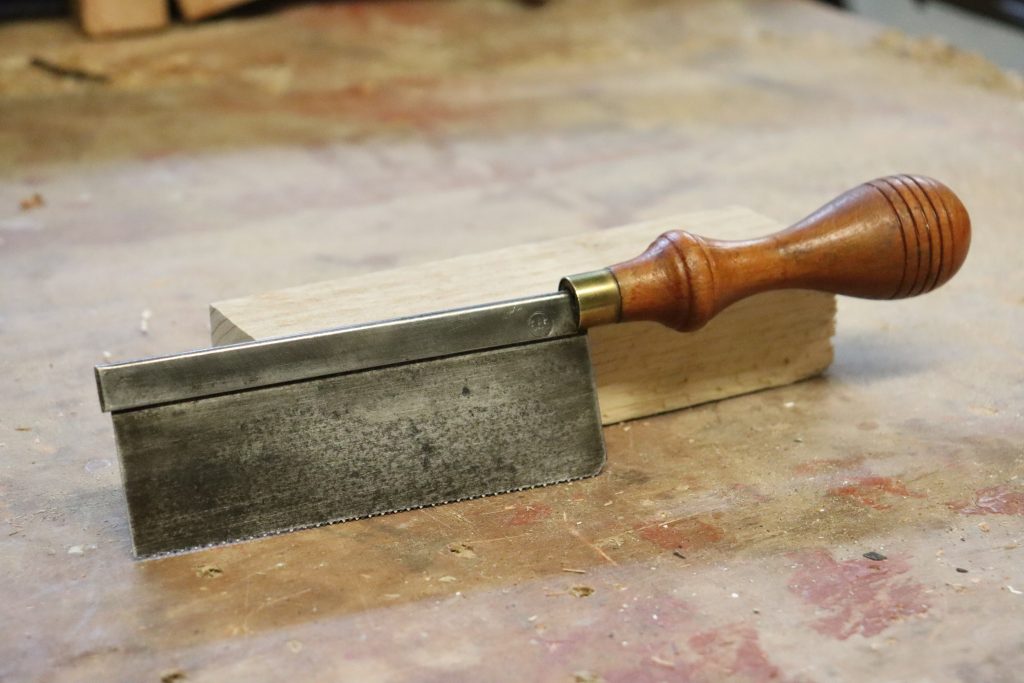 Gent's saw — small tenon saw with turned wooden handle, fine teeth, British origin